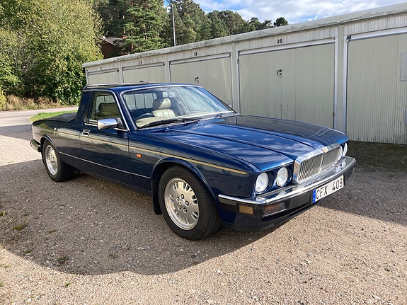 Jaguar XJ40 2 of 5
