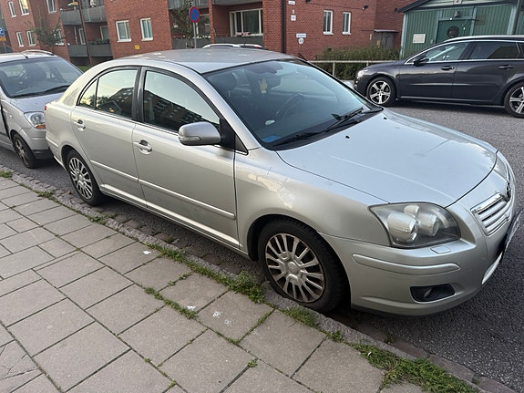 Toyota Avensis 2 of 5