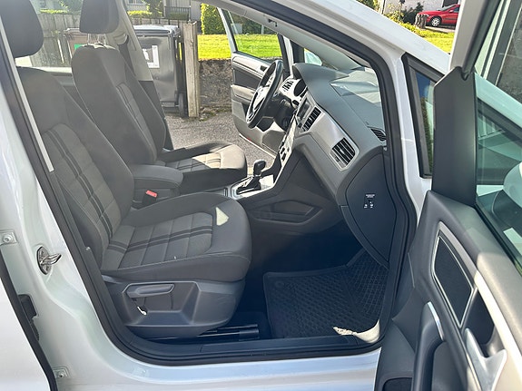 Volkswagen Golf Sportsvan 11 of 14