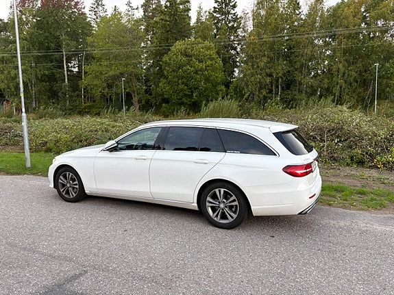 Mercedes-Benz E220 3 of 9