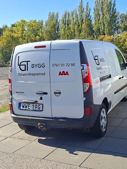Nissan NV250 2 of 7