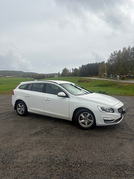 Volvo V60 2 of 6