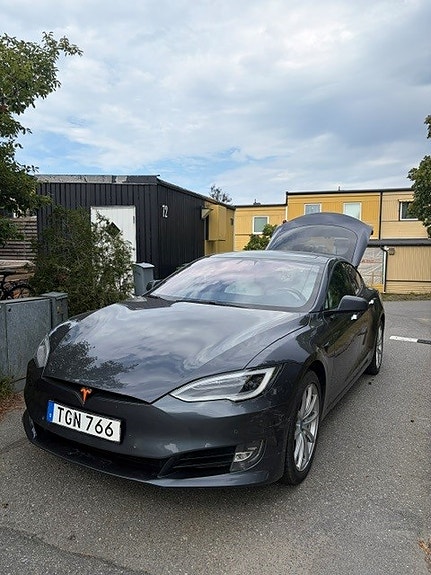 Tesla Model S 2 of 9
