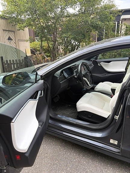 Tesla Model S 8 of 9