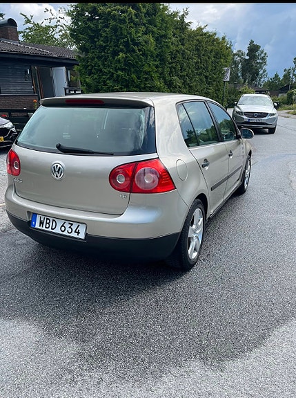 Volkswagen Golf V 2 of 7