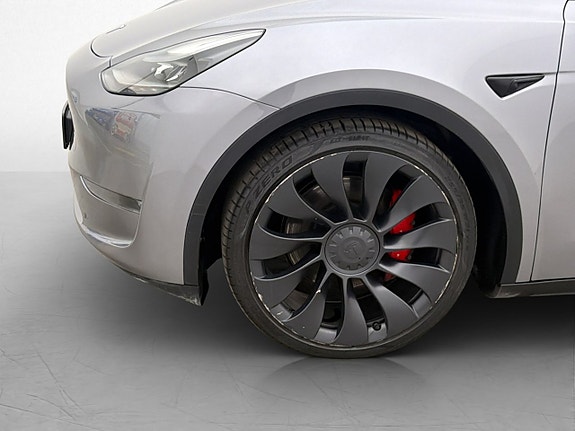 Tesla Model Y 10 of 30