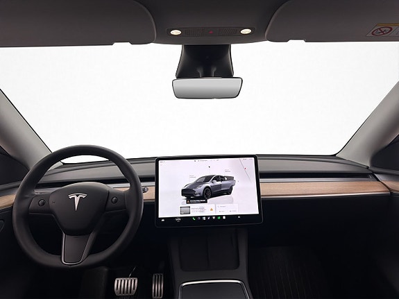 Tesla Model Y 19 of 30