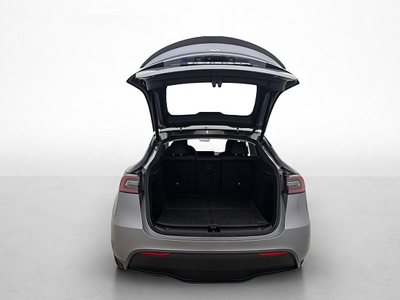 Tesla Model Y 16 of 30