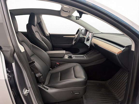 Tesla Model Y 14 of 30