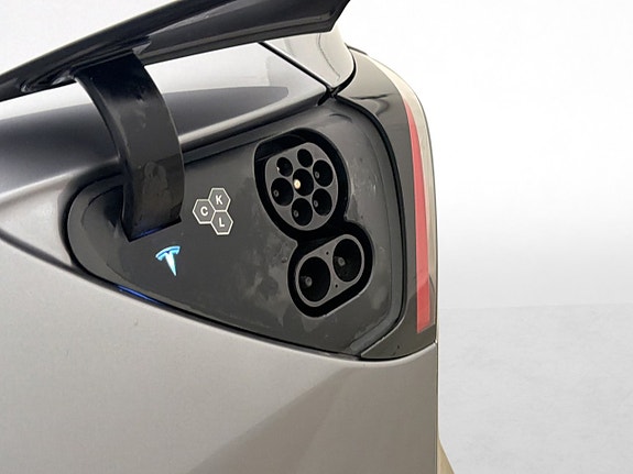 Tesla Model Y 17 of 30