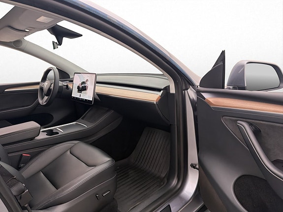 Tesla Model Y 15 of 30