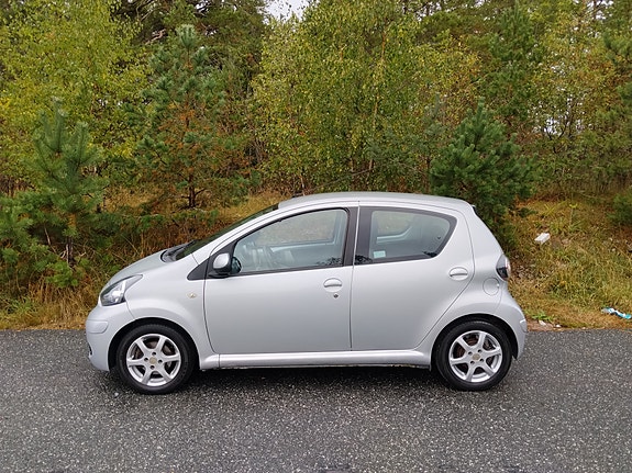 Toyota Aygo 2 of 9