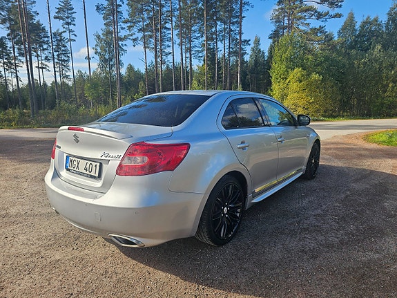 Suzuki Kizashi 3 of 7