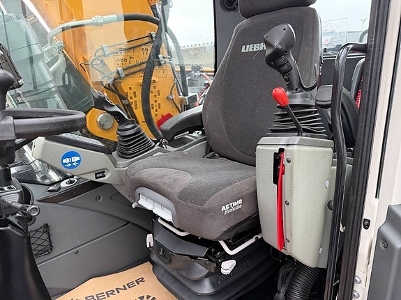 Liebherr A 916 Compact Litronic 3 of 9