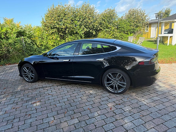 Tesla Model S 2 of 8