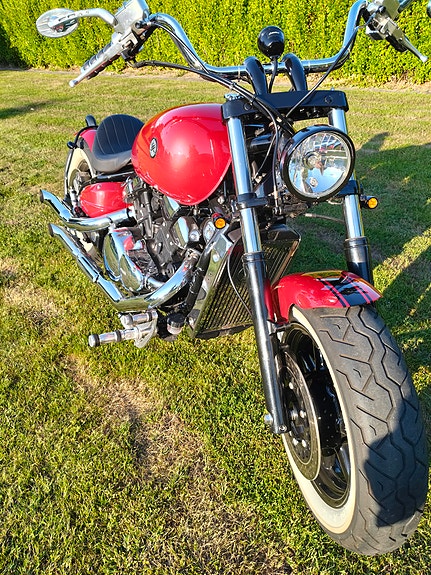 Motorcykel röd custom Bobber bober