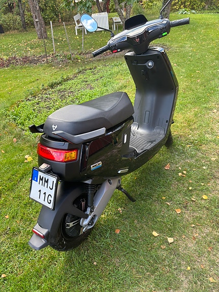 NIU M+ sport 45km/h 2 of 3