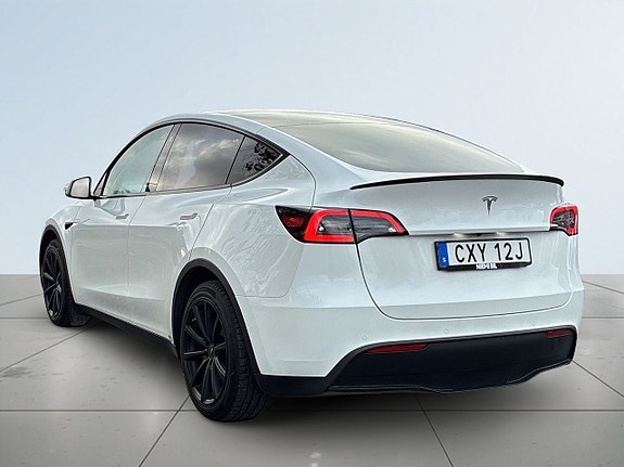 Tesla Model Y 5 of 25