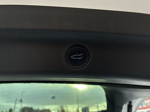 Tesla Model Y 18 of 25