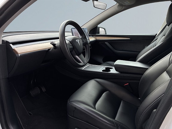 Tesla Model Y 7 of 25