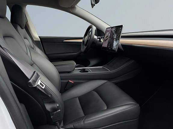 Tesla Model Y 10 of 25
