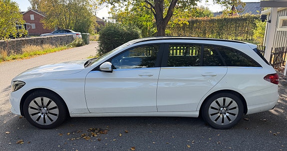 Mercedes-Benz C220 2 of 10