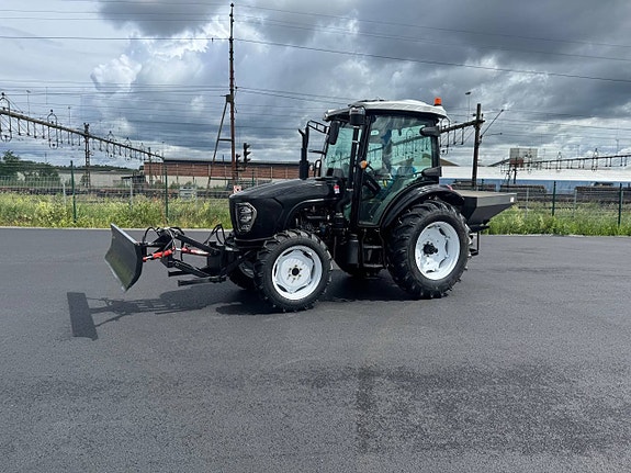 120HK 4WD Traktor m snöplog&spridare. AC,FABRIKSNY 3,6Ton