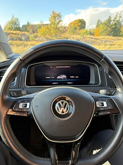 Volkswagen Golf VII 9 of 12