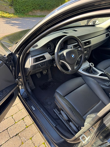 BMW 320i 8 of 9