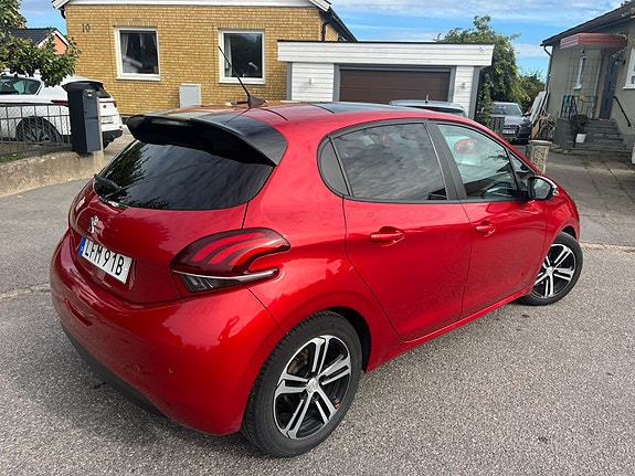 Peugeot 208 4 of 6