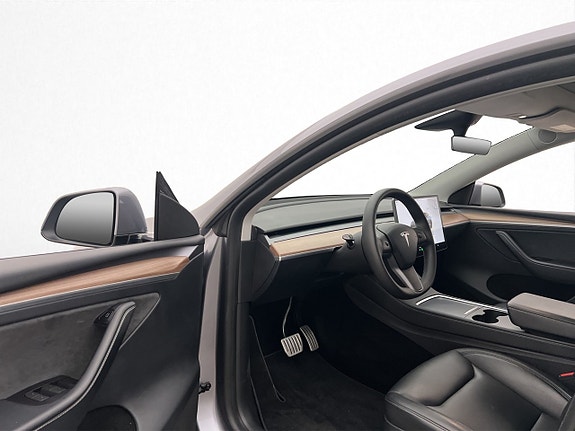 Tesla Model Y 10 of 30