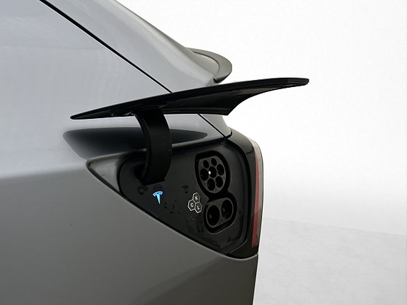 Tesla Model Y 25 of 30