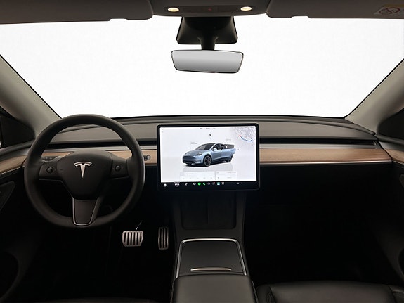 Tesla Model Y 26 of 30