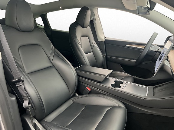 Tesla Model Y 27 of 30