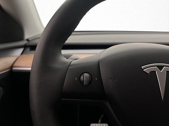 Tesla Model Y 14 of 30