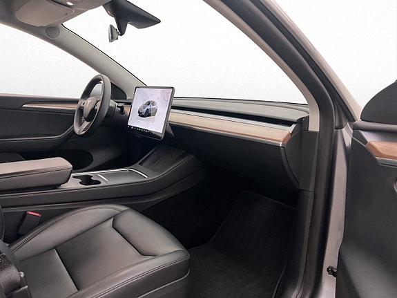 Tesla Model Y 28 of 30