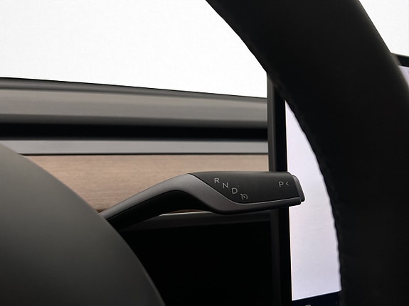 Tesla Model Y 16 of 30