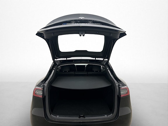 Tesla Model Y 28 of 30