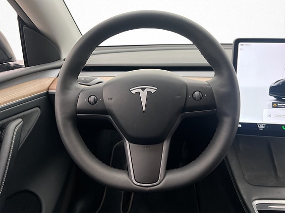 Tesla Model Y 14 of 30