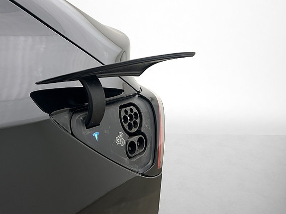 Tesla Model Y 23 of 30
