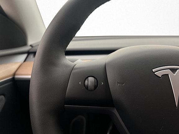 Tesla Model Y 15 of 30