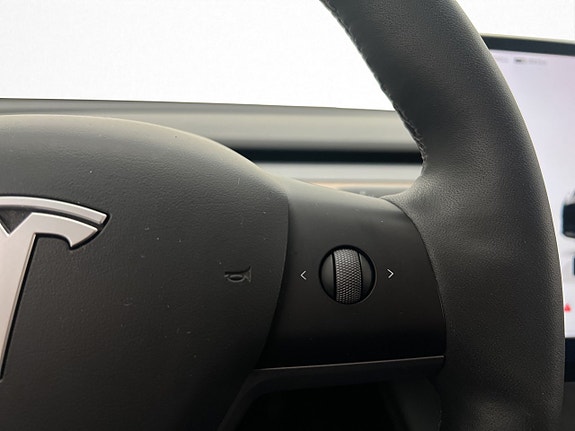 Tesla Model Y 16 of 30
