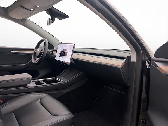 Tesla Model Y 26 of 30