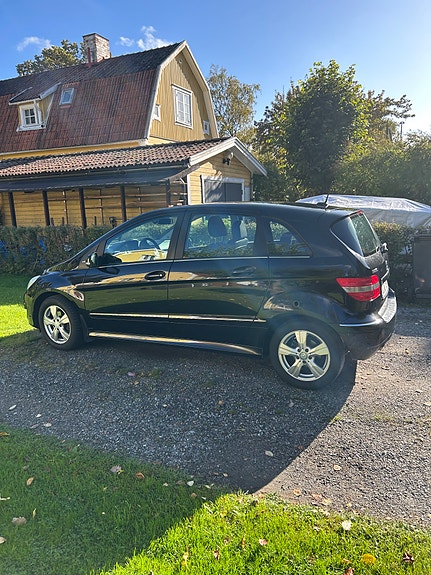 Mercedes-Benz B180 4 of 7