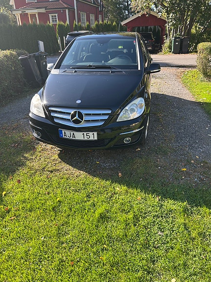 Mercedes-Benz B180 2 of 7
