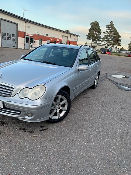Mercedes-Benz C180 3 of 7
