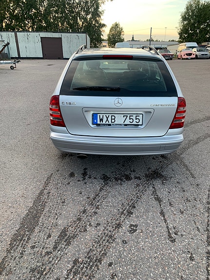 Mercedes-Benz C180 4 of 7