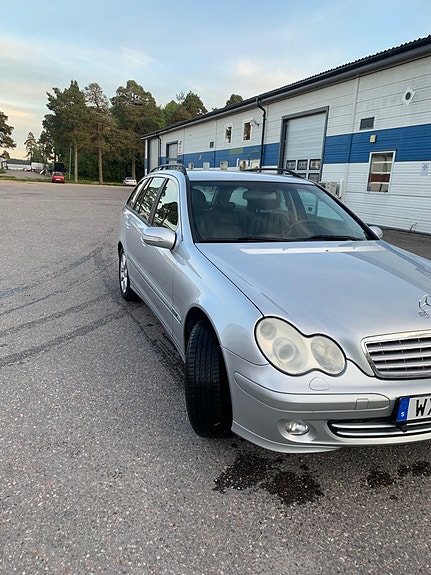 Mercedes-Benz C180 2 of 7