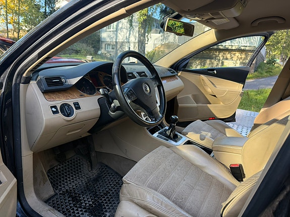 Volkswagen Passat 2 of 3