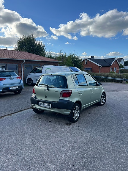 Toyota Yaris 4 of 6